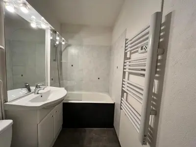 Salle de bains dans l'établissement Studio 3 pers. au pied des pistes avec balcon exposé sud, draps fournis, proche commerces - FR-1-508-76