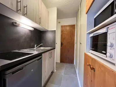 Cuisine ou kitchenette dans l'établissement Studio 3 pers. au pied des pistes avec balcon exposé sud, draps fournis, proche commerces - FR-1-508-76