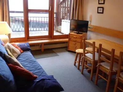 Télévision ou salle de divertissement dans l'établissement Duplex 2 pièces skis aux pieds, animaux admis, Arc 1800 - FR-1-411-171