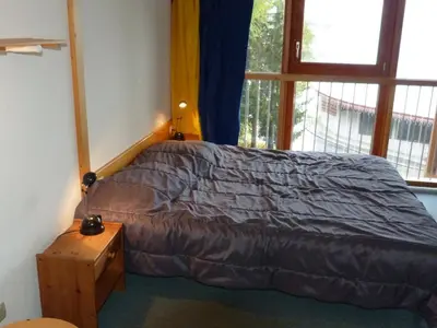 Un ou plusieurs lits dans un hébergement de l'établissement Duplex 2 pièces skis aux pieds, animaux admis, Arc 1800 - FR-1-411-171