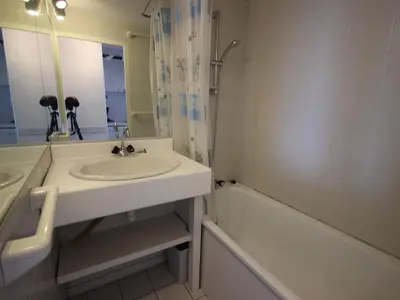 Salle de bains dans l'établissement Studio 4 pers à Vallandry, proche pistes et commerces, animaux admis - FR-1-411-180