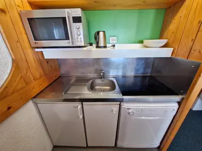 Cuisine ou kitchenette dans l'établissement Studio skis aux pieds, 5 pers, animaux admis, Arc 1800 - FR-1-411-199