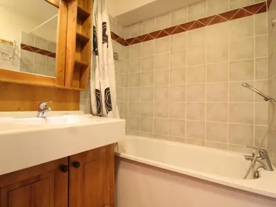 Salle de bains dans l'établissement Appartement 6 pers avec WIFI proche des pistes - FR-1-508-214