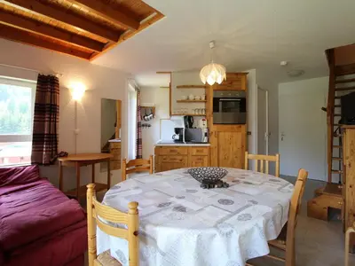 Cuisine ou kitchenette dans l'établissement Appartement Duplex pour 5 à Val Cenis le Haut - À 200m des Pistes - FR-1-508-215