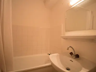 Salle de bains dans l'établissement Appartement Duplex pour 5 à Val Cenis le Haut - À 200m des Pistes - FR-1-508-215