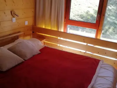 Un ou plusieurs lits dans un hébergement de l'établissement Duplex skis aux pieds pour 5 pers. à Arc 1800, Charmettoger, avec balcon et WIFI - FR-1-411-41