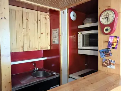 Cuisine ou kitchenette dans l'établissement Studio ski aux pieds à Arc 2000, animaux admis, pour 4 pers. - FR-1-411-483