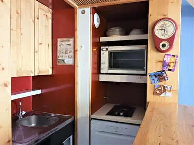 Cuisine ou kitchenette dans l'établissement Studio ski aux pieds à Arc 2000, animaux admis, pour 4 pers. - FR-1-411-483