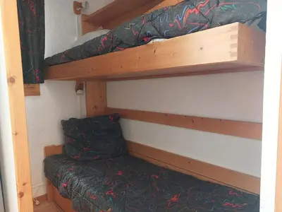 Un ou plusieurs lits superposés dans un hébergement de l'établissement Studio cabine 4 pers, terrasses, proche pistes - FR-1-411-137