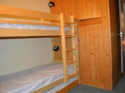 Un ou plusieurs lits dans un hébergement de l'établissement Studio skis aux pieds pour 5 personnes, animaux admis, Arc 1800 - FR-1-411-416