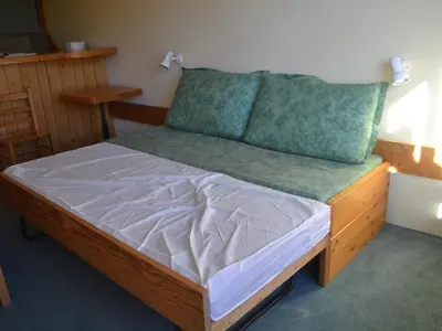 Un ou plusieurs lits dans un hébergement de l'établissement Studio skis aux pieds pour 5 personnes, animaux admis, Arc 1800 - FR-1-411-416