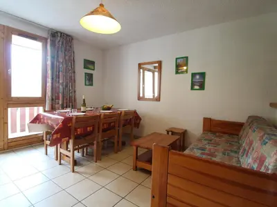 Coin salon dans l'établissement Appartement 6 pers au pied des pistes avec Wifi gratuit - FR-1-508-1