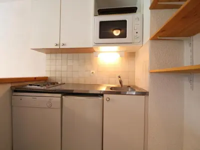 Cuisine ou kitchenette dans l'établissement Appartement 6 pers au pied des pistes avec Wifi gratuit - FR-1-508-1