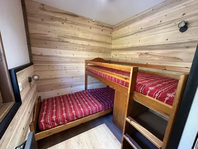 Un ou plusieurs lits dans un hébergement de l'établissement Appartement spacieux 6 pers. au pied des pistes avec balcon, Wi-Fi, parking - FR-1-508-6