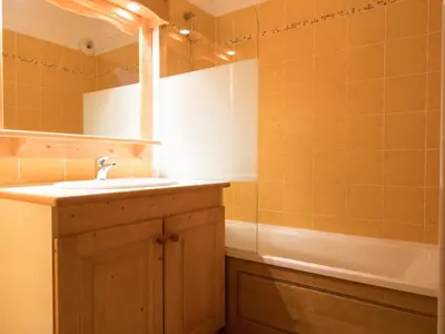 Salle de bains dans l'établissement Appartement spacieux 6 pers. au pied des pistes avec balcon, Wi-Fi, parking - FR-1-508-6
