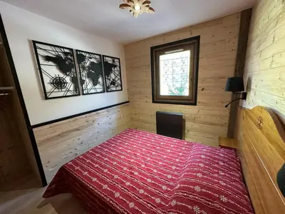 Un ou plusieurs lits dans un hébergement de l'établissement Appartement spacieux 6 pers. au pied des pistes avec balcon, Wi-Fi, parking - FR-1-508-6
