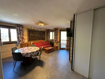 Coin salon dans l'établissement Appartement spacieux 6 pers. au pied des pistes avec balcon, Wi-Fi, parking - FR-1-508-6