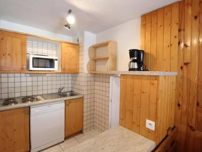 Cuisine ou kitchenette dans l'établissement Appartement cosy 7 pers à 300m des pistes à Lanslebourg - FR-1-508-10