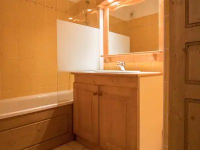 Salle de bains dans l'établissement Appartement spacieux 6 pers au pied des pistes avec wifi et parking - FR-1-508-13
