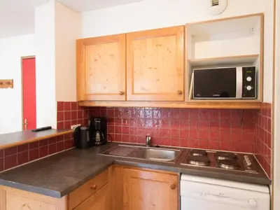 Cuisine ou kitchenette dans l'établissement Appartement spacieux 6 pers au pied des pistes avec wifi et parking - FR-1-508-13