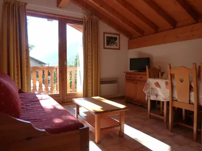 Télévision ou salle de divertissement dans l'établissement Appartement pour 6 au centre de Lanslevillard, proche des pistes avec balcon et WIFI - FR-1-508-15