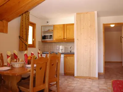 Cuisine ou kitchenette dans l'établissement Appartement pour 6 au centre de Lanslevillard, proche des pistes avec balcon et WIFI - FR-1-508-15