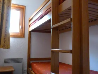 Un ou plusieurs lits superposés dans un hébergement de l'établissement Appartement pour 6 au centre de Lanslevillard, proche des pistes avec balcon et WIFI - FR-1-508-15