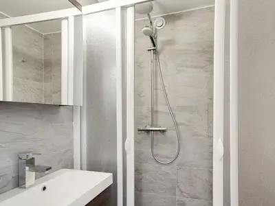 Salle de bains dans l'établissement Studio Palafour - Le Lac-3 by Interhome