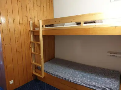 Un ou plusieurs lits dans un hébergement de l'établissement Studio skis aux pieds pour 4 personnes à Arc 1800 - FR-1-411-265