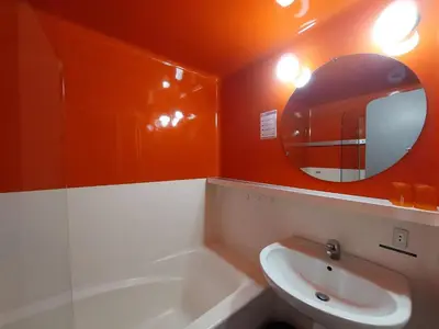 Salle de bains dans l'établissement Studio skis aux pieds pour 4 personnes à Arc 1800 - FR-1-411-265