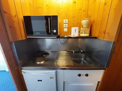 Cuisine ou kitchenette dans l'établissement Studio skis aux pieds pour 4 personnes à Arc 1800 - FR-1-411-265