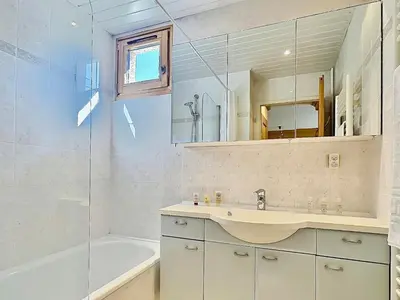Salle de bains dans l'établissement Tignes Val Claret: Confort 2 Pièces, Balcon, 6 Pers - FR-1-411-405