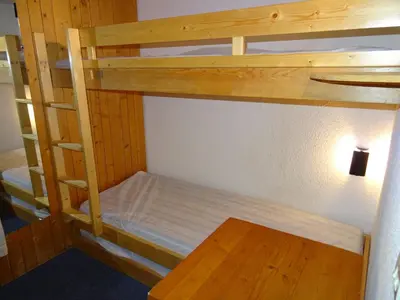 Un ou plusieurs lits dans un hébergement de l'établissement Studio skis aux pieds 4 pers, Arc 1800, proche commerces - FR-1-411-471
