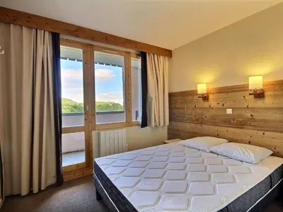 Un ou plusieurs lits dans un hébergement de l'établissement Appartement au pied des pistes avec balcon - 6 pers - FR-1-455-145
