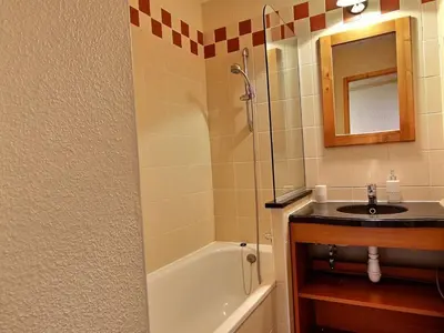 Salle de bains dans l'établissement Appartement au pied des pistes avec balcon - 6 pers - FR-1-455-145