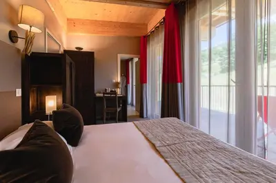 Un ou plusieurs lits dans un hébergement de l'établissement L'Aiguille Grive Chalets Hotel