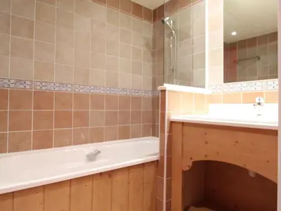 Salle de bains dans l'établissement Appartement pour 4 personnes avec piscine, pied des pistes à Val Cenis - FR-1-508-132