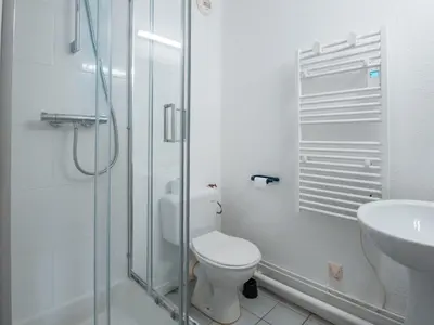 Salle de bains dans l'établissement Appartement 3 pièces, 6 pers, animaux admis, village Charmettoger, Arc 1800 - FR-1-411-34