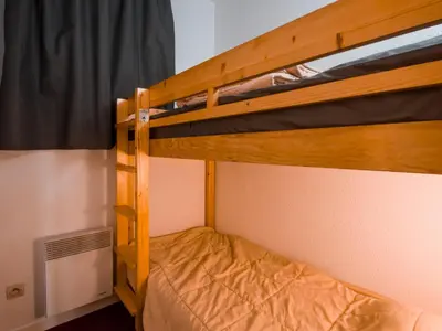 Un ou plusieurs lits dans un hébergement de l'établissement Appartement 3 pièces, 6 pers, animaux admis, village Charmettoger, Arc 1800 - FR-1-411-34