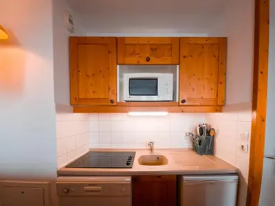 Cuisine ou kitchenette dans l'établissement Appartement 3 pièces, 6 pers, animaux admis, village Charmettoger, Arc 1800 - FR-1-411-34