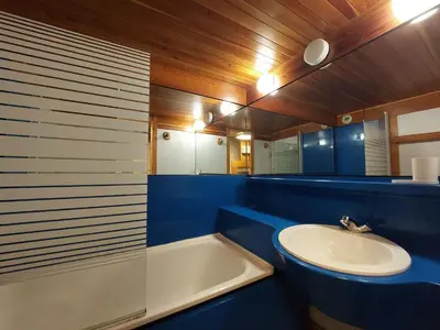 Salle de bains dans l'établissement Duplex cosy 4 pers. proche pistes aux Arcs 1800 - FR-1-411-278