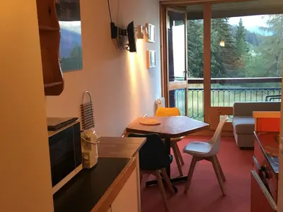 Coin salon dans l'établissement Studio 4 pers Arc 1800, animaux admis, proche pistes - FR-1-411-642