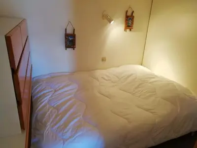 Un ou plusieurs lits dans un hébergement de l'établissement Studio confortable 5 pers avec mezzanine, accès Wifi, Les Arcs 1800 - FR-1-411-639