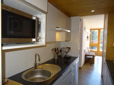 Cuisine ou kitchenette dans l'établissement Studio rénové pour 4 pers, balcon sud-ouest, Arc 1800 - FR-1-411-632
