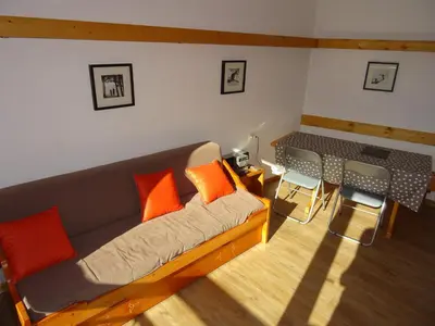 Coin salon dans l'établissement Studio rénové pour 4 pers, balcon sud-ouest, Arc 1800 - FR-1-411-632