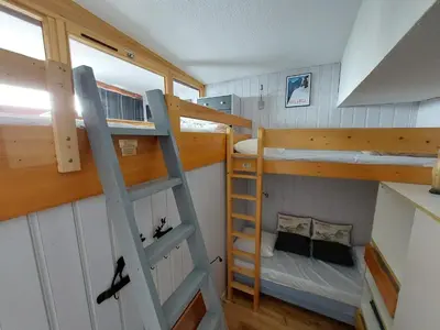 Un ou plusieurs lits superposés dans un hébergement de l'établissement Bel appartement rénové 5 pers proche pistes Arc 1800 - FR-1-411-622