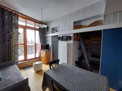 Cuisine ou kitchenette dans l'établissement Bel appartement rénové 5 pers proche pistes Arc 1800 - FR-1-411-622
