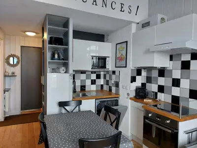 Cuisine ou kitchenette dans l'établissement Bel appartement rénové 5 pers proche pistes Arc 1800 - FR-1-411-622
