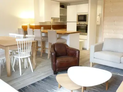 Cuisine ou kitchenette dans l'établissement Appartement rénové 4 pièces pour 8 au coeur d'Arc 1800, animaux admis - FR-1-411-600