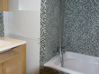 Salle de bains dans l'établissement Appartement rénové 4 pièces pour 8 au coeur d'Arc 1800, animaux admis - FR-1-411-600